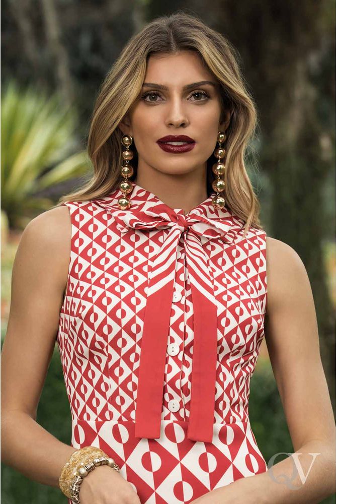 vestido com laço no decote